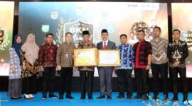 Wakil Gubernur Jambi H. Abdullah Sani Saat Menerima Penghargaan BKN Award Tahun 2022 dari Plt  Kepala BKN, Dr. Bima Wibisana pada acara Penghargaan BKN Award Tahun 2022 di Hotel Swarna Dwipa – Palembang, Sumatera Selatan, Jumat (02/9/22). FOTO : Humas