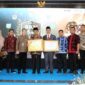 Wakil Gubernur Jambi H. Abdullah Sani Saat Menerima Penghargaan BKN Award Tahun 2022 dari Plt  Kepala BKN, Dr. Bima Wibisana pada acara Penghargaan BKN Award Tahun 2022 di Hotel Swarna Dwipa – Palembang, Sumatera Selatan, Jumat (02/9/22). FOTO : Humas