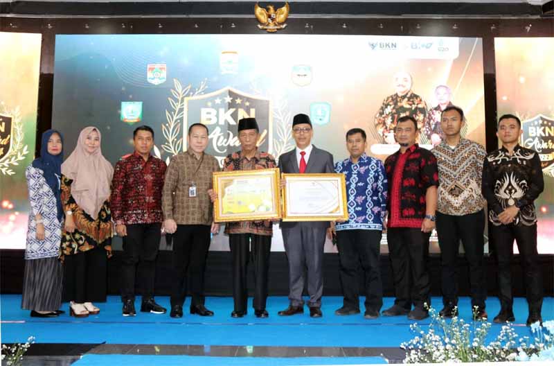 Wakil Gubernur Jambi H. Abdullah Sani Saat Menerima Penghargaan BKN Award Tahun 2022 dari Plt  Kepala BKN, Dr. Bima Wibisana pada acara Penghargaan BKN Award Tahun 2022 di Hotel Swarna Dwipa – Palembang, Sumatera Selatan, Jumat (02/9/22). FOTO : Humas