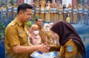 Kepala BKPSDM Kabupaten Tanjab Barat, Saldi, S.H., menyerahkan dokumen Perpanjangan Perjanjian Kerja (PK) secara simbolis kepada salah satu dari 19 PPPK Paruh Waktu di lingkungan BKPSDM Daerah Kab. Tanjab Barat, Selasa (06/10/2026). (FOTO : LINTASTUNGKAL.COM)