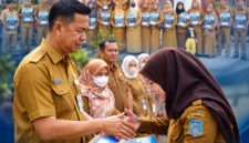 Kepala BKPSDM Kabupaten Tanjab Barat, Saldi, S.H., menyerahkan dokumen Perpanjangan Perjanjian Kerja (PK) secara simbolis kepada salah satu dari 19 PPPK Paruh Waktu di lingkungan BKPSDM Daerah Kab. Tanjab Barat, Selasa (06/10/2026). (FOTO : LINTASTUNGKAL.COM)