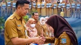 Kepala BKPSDM Kabupaten Tanjab Barat, Saldi, S.H., menyerahkan dokumen Perpanjangan Perjanjian Kerja (PK) secara simbolis kepada salah satu dari 19 PPPK Paruh Waktu di lingkungan BKPSDM Daerah Kab. Tanjab Barat, Selasa (06/10/2026). (FOTO : LINTASTUNGKAL.COM)