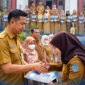 Kepala BKPSDM Kabupaten Tanjab Barat, Saldi, S.H., menyerahkan dokumen Perpanjangan Perjanjian Kerja (PK) secara simbolis kepada salah satu dari 19 PPPK Paruh Waktu di lingkungan BKPSDM Daerah Kab. Tanjab Barat, Selasa (06/10/2026). (FOTO : LINTASTUNGKAL.COM)