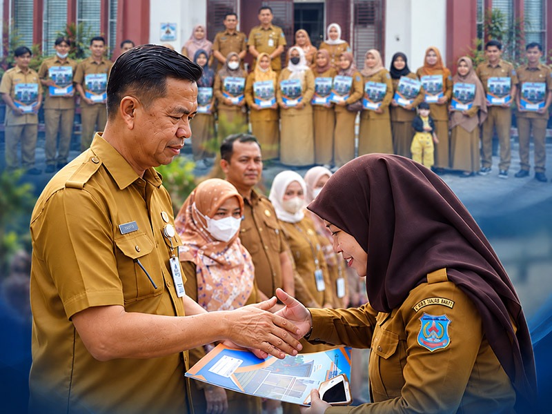 Kepala BKPSDM Kabupaten Tanjab Barat, Saldi, S.H., menyerahkan dokumen Perpanjangan Perjanjian Kerja (PK) secara simbolis kepada salah satu dari 19 PPPK Paruh Waktu di lingkungan BKPSDM Daerah Kab. Tanjab Barat, Selasa (06/10/2026). (FOTO : LINTASTUNGKAL.COM)