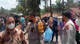 Warga Blokir Jalan Lintas Pelabuhan Talang Duku, Kapolres Muaro Jambi Turun Tangan, Kamis (24/3/22). FOTO : Noval