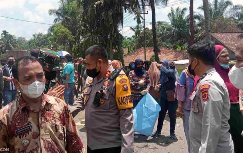 Warga Blokir Jalan Lintas Pelabuhan Talang Duku, Kapolres Muaro Jambi Turun Tangan, Kamis (24/3/22). FOTO : Noval