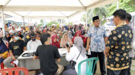 Bupati H. Anwar Sadat didampingi Kepala Dinas Sosial Sarifudin bersama OPD terkait saat meninjau penyaluran Bansos BBM dan Beras di KCP Kuala Tungkal, Kamis (8/9/22). FOTO : Humas