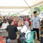 Bupati H. Anwar Sadat didampingi Kepala Dinas Sosial Sarifudin bersama OPD terkait saat meninjau penyaluran Bansos BBM dan Beras di KCP Kuala Tungkal, Kamis (8/9/22). FOTO : Humas