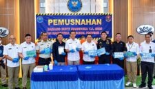 Kepala BNNP Jambi, Brigjen Pol. Asep Saepudin (tengah baju putih), bersama jajaran instansi penegak hukum dan instansi terkait menunjukkan barang bukti sabu seberat lebih dari 2 kilogram serta 753 butir pil ekstasi sebelum dimusnahkan di Kantor BNNP Jambi. (FOTO : Dok. Istimewa Bidikindonesianews.co.id)