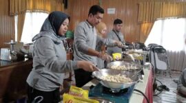 Peserta bimbingan teknis lifeskill saat mengikuti pelatihan pembuatan kerupuk kletek di Aula Sekretariat PKK Tanjung Jabung Barat, Jambi. FOTO : Ist