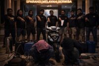 JEJAK KRIMINAL BERAKHIR. 🛑 Polres Tanjab Barat berhasil membekuk duo spesialis bongkar rumah dan pencuri kabel PLN. Barang bukti berupa tembaga, sajam, dan motor sarana kejahatan turut disita petugas. (Foto: Dok. Istimewa/Res Tjb)