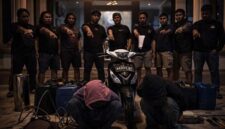 JEJAK KRIMINAL BERAKHIR. 🛑 Polres Tanjab Barat berhasil membekuk duo spesialis bongkar rumah dan pencuri kabel PLN. Barang bukti berupa tembaga, sajam, dan motor sarana kejahatan turut disita petugas. (Foto: Dok. Istimewa/Res Tjb)