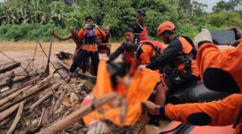 Tim SAR Gabungan Saat Evakuasi Mayat Ozan Tenggelam di Sungai Pulau Rayo Batang Merangin, Selasa (28/2/23). FOTO : Basarnas Jambi.