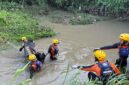 PROSES EVAKUASI: Tim SAR Gabungan saat mengevakuasi jasad Rafa (7), bocah yang hanyut terbawa arus parit, dari aliran sungai di Kota Jambi, Kamis (21/5/2026) pagi. Korban berhasil ditemukan dalam kondisi meninggal dunia sejauh 2,5 kilometer dari lokasi awal kejadian. (Foto: Dok. SAR Jambi)