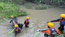 PROSES EVAKUASI: Tim SAR Gabungan saat mengevakuasi jasad Rafa (7), bocah yang hanyut terbawa arus parit, dari aliran sungai di Kota Jambi, Kamis (21/5/2026) pagi. Korban berhasil ditemukan dalam kondisi meninggal dunia sejauh 2,5 kilometer dari lokasi awal kejadian. (Foto: Dok. SAR Jambi)
