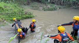 PROSES EVAKUASI: Tim SAR Gabungan saat mengevakuasi jasad Rafa (7), bocah yang hanyut terbawa arus parit, dari aliran sungai di Kota Jambi, Kamis (21/5/2026) pagi. Korban berhasil ditemukan dalam kondisi meninggal dunia sejauh 2,5 kilometer dari lokasi awal kejadian. (Foto: Dok. SAR Jambi)