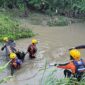 PROSES EVAKUASI: Tim SAR Gabungan saat mengevakuasi jasad Rafa (7), bocah yang hanyut terbawa arus parit, dari aliran sungai di Kota Jambi, Kamis (21/5/2026) pagi. Korban berhasil ditemukan dalam kondisi meninggal dunia sejauh 2,5 kilometer dari lokasi awal kejadian. (Foto: Dok. SAR Jambi)