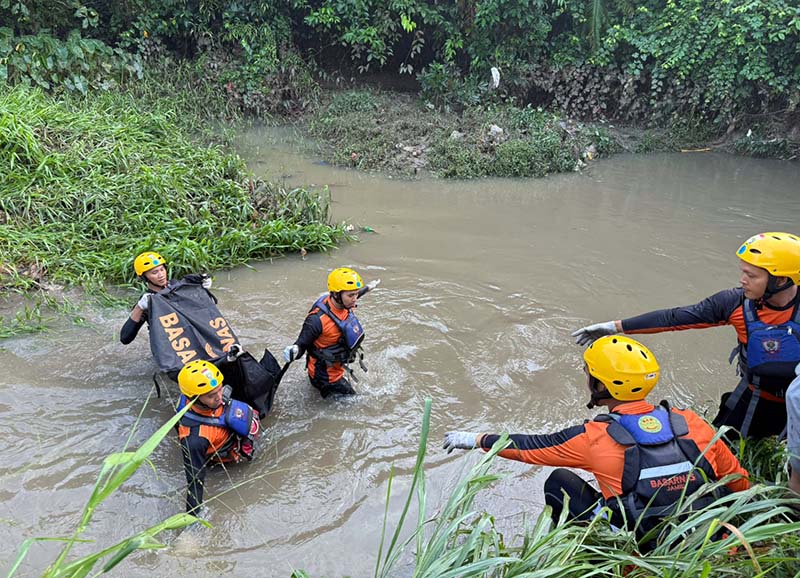 PROSES EVAKUASI: Tim SAR Gabungan saat mengevakuasi jasad Rafa (7), bocah yang hanyut terbawa arus parit, dari aliran sungai di Kota Jambi, Kamis (21/5/2026) pagi. Korban berhasil ditemukan dalam kondisi meninggal dunia sejauh 2,5 kilometer dari lokasi awal kejadian. (Foto: Dok. SAR Jambi)