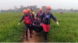 Tim SAR Gabungan dari Basarnas Pos SAR Bungo, Polsek Sarolangun, Damkar, BPBD, PMI serta Masyarakat Saat Evakuasi Jenazah Melinda (10), Sabtu (03/6/23). [FOTO : Basarnas Jambi]
