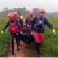 Tim SAR Gabungan dari Basarnas Pos SAR Bungo, Polsek Sarolangun, Damkar, BPBD, PMI serta Masyarakat Saat Evakuasi Jenazah Melinda (10), Sabtu (03/6/23). [FOTO : Basarnas Jambi]