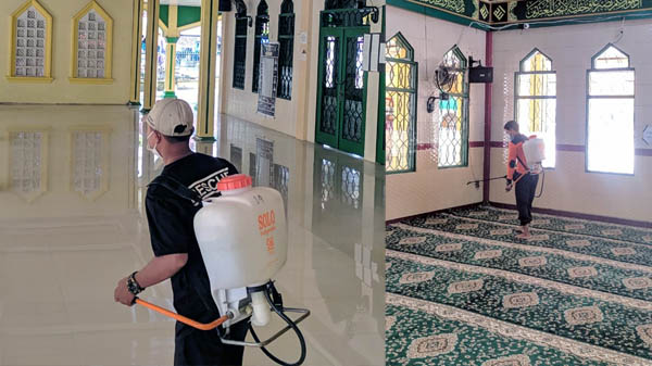 FOTO : Jelang Nuzul Quran Petugas BPBD Melaksanakan Penyemprotan Disinfektan di Masjid Raya Kuala Tungkal, Rabu 28 April 2021