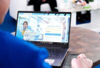 INTEGRASI LAYANAN DIGITAL: Seorang petugas fasilitas kesehatan sedang mengakses aplikasi e-PLKK 2.0 milik BPJS Ketenagakerjaan melalui laptop di Jakarta. BPJS Ketenagakerjaan bersama PT Jasa Raharja resmi mengintegrasikan sistem penjaminan dan konektivitas data guna mempercepat serta mengoptimalkan penanganan kasus kecelakaan kerja yang bersumber dari kecelakaan lalu lintas. (FOTO : Dok. Istimewa)