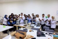 Menteri Ketenagakerjaan Yassierli berfoto bersama para peserta pelatihan menjahit dan pembuatan alas kaki saat melakukan kunjungan kerja di Balai Pelatihan Vokasi dan Produktivitas (BPVP). (Foto: Dok. Kemnaker)