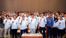 Menteri Ketenagakerjaan, Yassierli, bersama Dirjen Binalavotas, Darmawansyah, dan jajaran Kemnaker berfoto bersama dengan pose finger heart usai pembukaan acara Kick-Off Transformasi BPVP menjadi Mini Campus di Bekasi, Rabu (17/6/2026). (FOTO : Dok. Biro Humas Kemnaker)