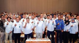 Menteri Ketenagakerjaan, Yassierli, bersama Dirjen Binalavotas, Darmawansyah, dan jajaran Kemnaker berfoto bersama dengan pose finger heart usai pembukaan acara Kick-Off Transformasi BPVP menjadi Mini Campus di Bekasi, Rabu (17/6/2026). (FOTO : Dok. Biro Humas Kemnaker)