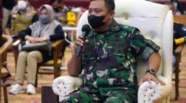 Danrem 042/Gapu Brigjen TNI Supriono Saat ikuti Pemantauan Vaksinasi Serentak kelompok lansia, anak dan booster melalui zoom meeting oleh Kapolri di Ratu Conference Centre (RCC) Kota Jambi, Jum'at (25/02/22). PENREM