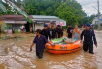 Personel Batalyon C Pelopor Satbrimob Polda Jambi Bantu Evakuasi Warga Terdampak Banjir di Bungo. FOTO : Dhea