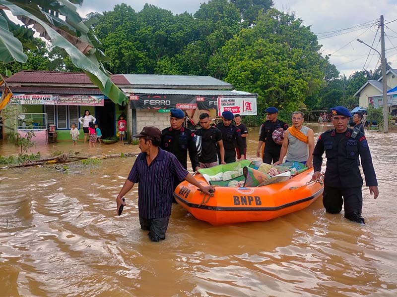 Personel Batalyon C Pelopor Satbrimob Polda Jambi Bantu Evakuasi Warga Terdampak Banjir di Bungo. FOTO : Dhea