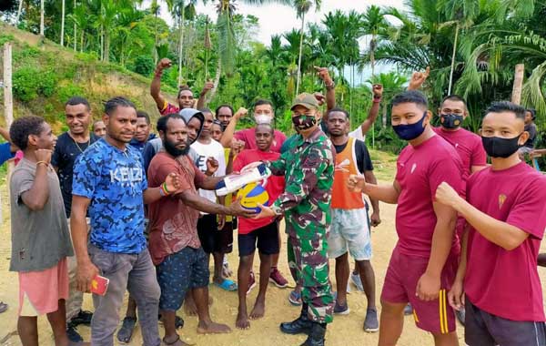 Salurkan Hobby Pemuda Kampung Nyamuk, Satgas 131/Brs Bangun Lapangan Voly. FOTO : Satgas Pamtas RI-PNG Yonif 131/Brs 