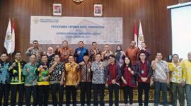 Kepala BPK Perwakilan Provinsi Jambi, Rio Tirta, S.E., M.Acc., CSFA kepada Ketua DPRD Kabupaten Bungo, Jumari Ari Wardoyo dan Bupati Bungo, H. Mashuri, SP, ME di Kantor BPK Perwakilan Provinsi Jambi, Rabu (27/4/22). FOTO : Noval