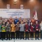 Kepala BPK Perwakilan Provinsi Jambi, Rio Tirta, S.E., M.Acc., CSFA kepada Ketua DPRD Kabupaten Bungo, Jumari Ari Wardoyo dan Bupati Bungo, H. Mashuri, SP, ME di Kantor BPK Perwakilan Provinsi Jambi, Rabu (27/4/22). FOTO : Noval