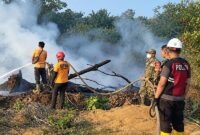 Tampak personel BPBD, TNI, dan Polri bergerak agresif di garis depan untuk menjinakkan kobaran api yang membakar lahan kering. (FOTO : Dok. Istimewa)