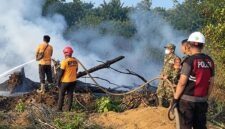 Tampak personel BPBD, TNI, dan Polri bergerak agresif di garis depan untuk menjinakkan kobaran api yang membakar lahan kering. (FOTO : Dok. Istimewa)