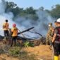 Tampak personel BPBD, TNI, dan Polri bergerak agresif di garis depan untuk menjinakkan kobaran api yang membakar lahan kering. (FOTO : Dok. Istimewa)