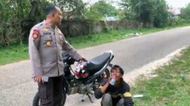 Aksi Humanis Wadir Samapta Polda Jambi AKBP Guntur Saputro memberikan minum sekaligus Nasehat. FOTO : Ist