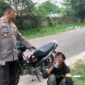 Aksi Humanis Wadir Samapta Polda Jambi AKBP Guntur Saputro memberikan minum sekaligus Nasehat. FOTO : Ist