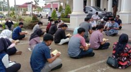 FOTO : Bupati Tanjab Barat Memimpin Pembacaan Yasin dengan siswa SMAN 1 Tanjab Barat di Halaman Kantor Bupati, Rabu (14/04/21).