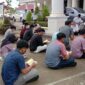 FOTO : Bupati Tanjab Barat Memimpin Pembacaan Yasin dengan siswa SMAN 1 Tanjab Barat di Halaman Kantor Bupati, Rabu (14/04/21).