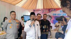 Bupati Tanjab Barat H. Anwar Sadat didampingi Kapolres AKBP Padli dan Kadis Naker Dianda Putra saat mengunjungi Stand Disnaker (JOB FAIR 2023) di Alun-Alun Kota Kuala Tungkal. FOTO : Ngah/LINTASTUNGKAL