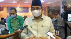 FOTO : Bupati H. Anwar Sadat Saat Diwawancari Wartawan Membuka Rapat Koordinasi dan Sinkronisasi Percepatan Perizinan di Aula Tungkal Hotel, Selasa (30/11/21).