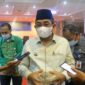 FOTO : Bupati H. Anwar Sadat Saat Diwawancari Wartawan Membuka Rapat Koordinasi dan Sinkronisasi Percepatan Perizinan di Aula Tungkal Hotel, Selasa (30/11/21).