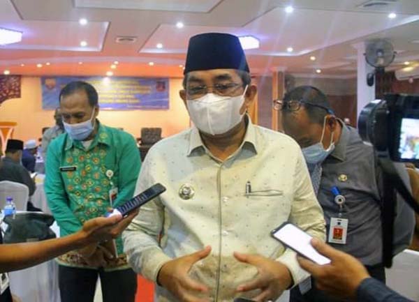 FOTO : Bupati H. Anwar Sadat Saat Diwawancari Wartawan Membuka Rapat Koordinasi dan Sinkronisasi Percepatan Perizinan di Aula Tungkal Hotel, Selasa (30/11/21).