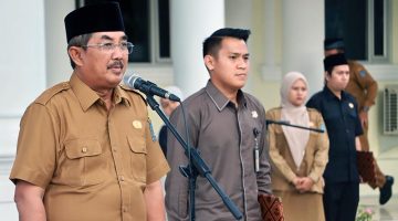 Bupati H. Anwar Sadat Memimpin Apel Senin Pagi di halaman Kantor Bupati Tanjung Jabung Barat, Senin (1/9/25). FOTO : PROKOPIM