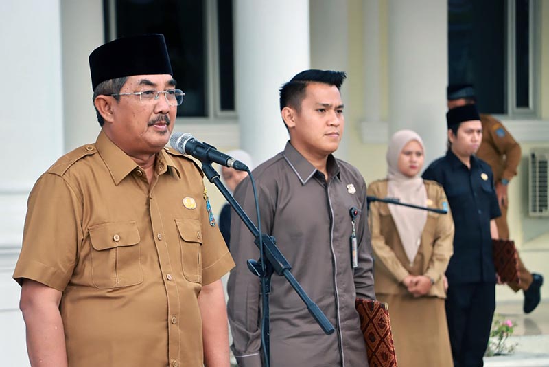 Bupati H. Anwar Sadat Memimpin Apel Senin Pagi di halaman Kantor Bupati Tanjung Jabung Barat, Senin (1/9/25). FOTO : PROKOPIM