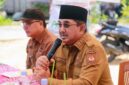 Bupati H. Anwar Sadat, menyampaikan arahan saat menyerahkan bantuan donasi guru lingkup Dinas Pendidikan untuk korban kebakaran Teluk Nilau, Senin (18/5). Melalui momentum ini, Bupati secara tegas mengajak sektor swasta dan perusahaan lokal untuk ikut berkontribusi nyata memberikan bantuan pemulihan ekonomi bagi warung dan toko warga yang terdampak musibah. (FOTO : Dok. Prokopim Tanjabbar)