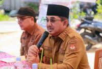 Bupati H. Anwar Sadat, menyampaikan arahan saat menyerahkan bantuan donasi guru lingkup Dinas Pendidikan untuk korban kebakaran Teluk Nilau, Senin (18/5). Melalui momentum ini, Bupati secara tegas mengajak sektor swasta dan perusahaan lokal untuk ikut berkontribusi nyata memberikan bantuan pemulihan ekonomi bagi warung dan toko warga yang terdampak musibah. (FOTO : Dok. Prokopim Tanjabbar)